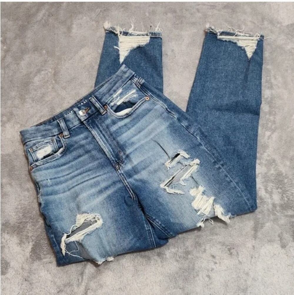 American Eagle Women’s Stretch Curvy Mom Jean Distressed Size 2